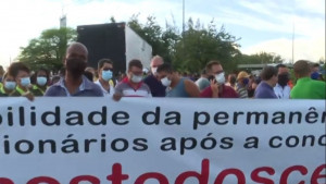 Trabalhadores e permissionários protestam na CIA-Aeroporto, entrada da Ceasa