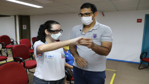 Estudantes com deficiência visual recebem dispositivo que permite mais autonomia no processo de aprendizagem