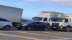 Protesto na BR-324 em trecho de Amélia Rodrigues causa congestionamento quilométrico no sentido Salvador