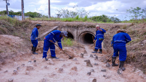 Prefeitura de Camaçari dá continuidade à limpeza de canais na cidade