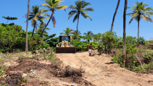 Sedur apreende máquina por supressão de vegetação na Costa de Camaçari