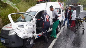 Acidente com ambulância na BR-330 mata servidores da secretaria de Saúde de Ubatã