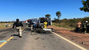 Colisão entre carros de passeio deixa bebê morto e seis feridos