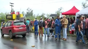 Trabalhadores que prestam serviço à Refinaria Mataripe realizam manifestação na BA-523