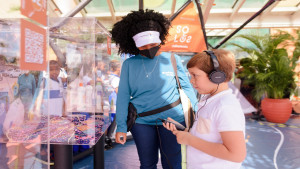 Crianças e adultos participam de experiência sustentável durante abertura do Braskem recicla