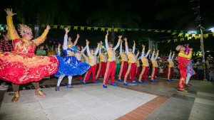 Prefeito Elinaldo prestigia abertura do Arraial da Praça Abrantes