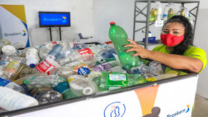 Ação sustentável promove troca de plásticos recicláveis por alimentos e itens de higiene em escolas de Dias d'Ávila