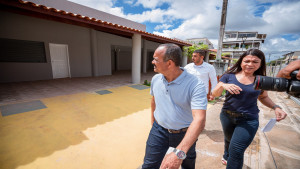 Obras de duas praças no município recebem visita do prefeito Elinaldo