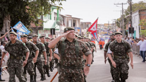 Autoridades prestigiam desfile cívico em Parafuso