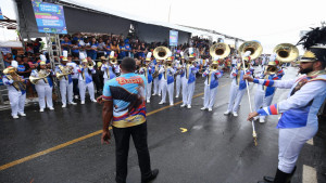 Bandas marciais, fanfarras e grupos culturais dão um show durante desfile em Abrantes