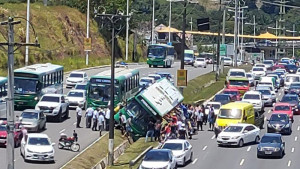 VÍDEO: ônibus tomba na Paralela na manhã desta segunda-feira