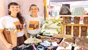 Feira de Economia Solidária e Criativa anima a Praia do Forte até domingo