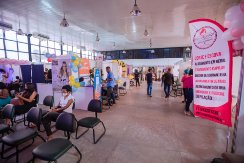 Prefeito prestigia a primeira feira da beleza de Cama&ccedil;ari