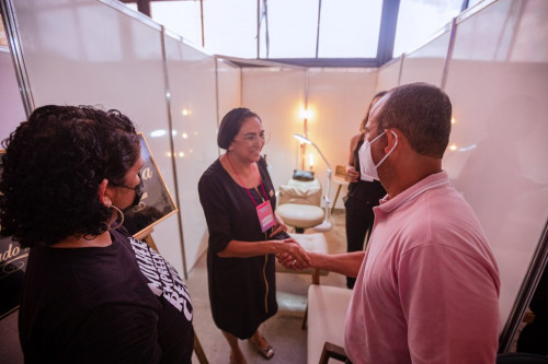 Prefeito prestigia a primeira feira da beleza de Cama&ccedil;ari