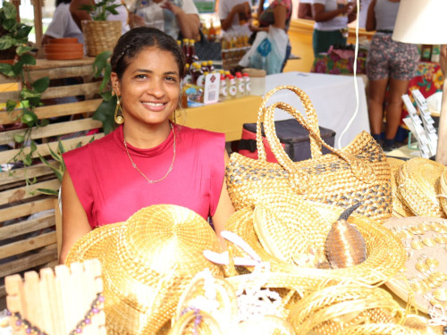 Feira de Economia Solidária e Criativa anima a Praia do Forte até domingo